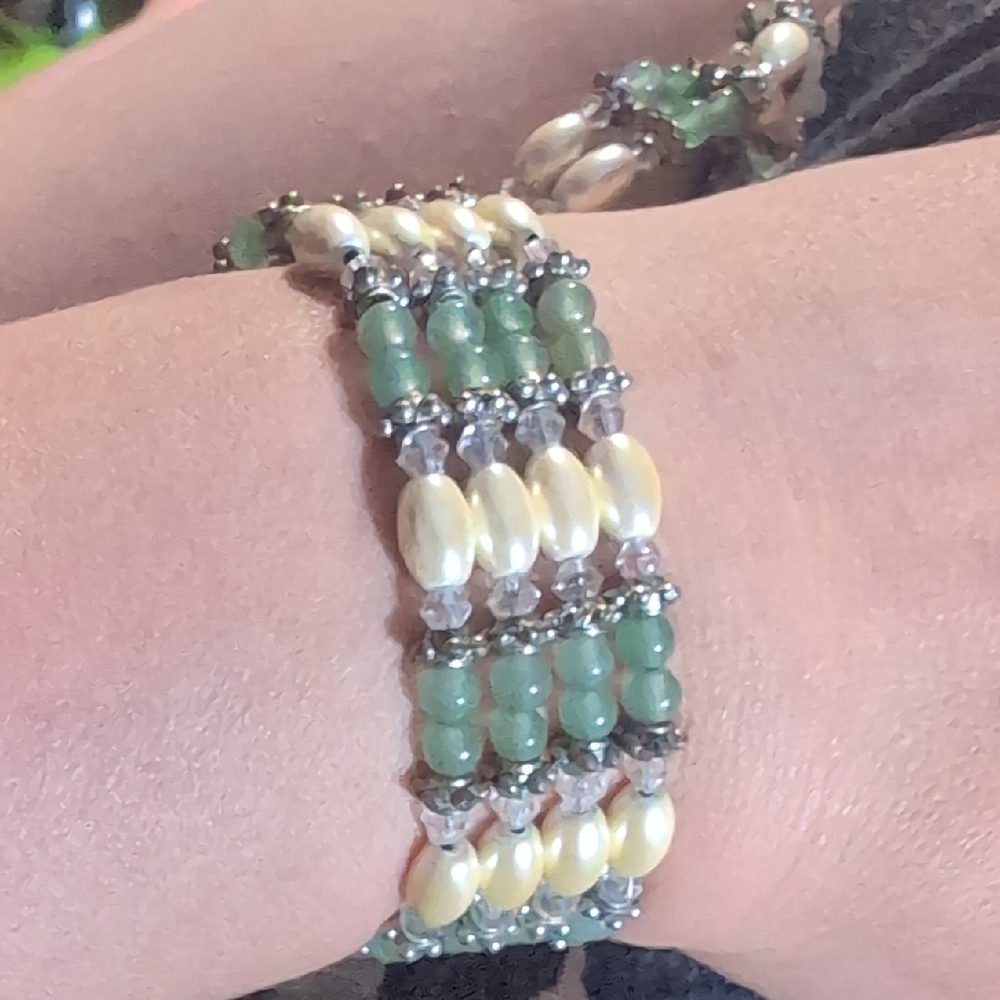 Elegant Green and Cream Beaded Bracelet
